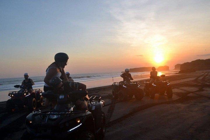 バリ島 ATV でビーチをドライブしながらタナロットの夕日を眺めるツアー