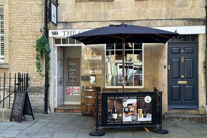 Britse wijn- en kaasproeverij in de stad Bath