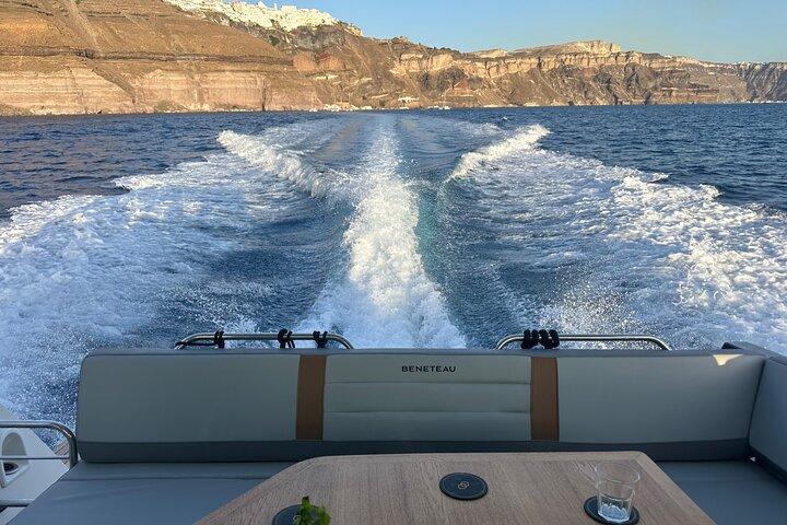 Cruzeiro privado pela Caldera com iate a motor em Santorini