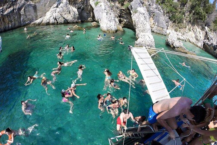 Passeio de barco para churrasco e natação da cidade de Corfu