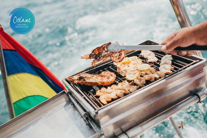 Catamarano privato di un'intera giornata per Ile aux Cerfs & Lobster BBQ lunch