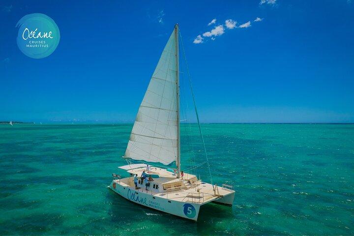 Catamarano privato di un'intera giornata per Ile aux Cerfs & Lobster BBQ lunch