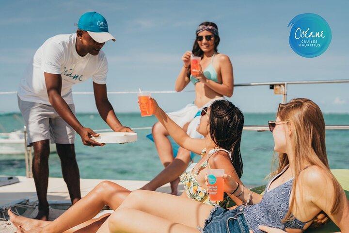 Catamarano privato di un'intera giornata per Ile aux Cerfs & Lobster BBQ lunch