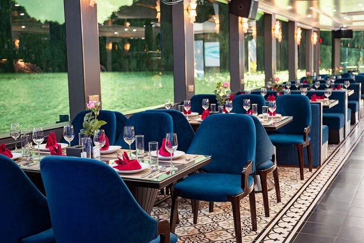 Halong Bay VIP Cruise vanuit Hanoi – Kajak, Cave Discovery & Party