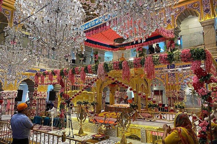 スパイスマーケット、寺院、人力車に乗ってオールドデリーフードツアー