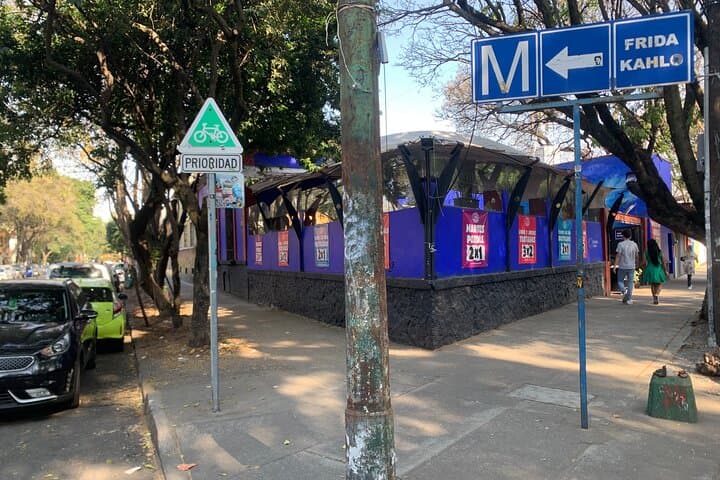 Bike Tour through Colonia Del Valle and Coyoacán / Mexico