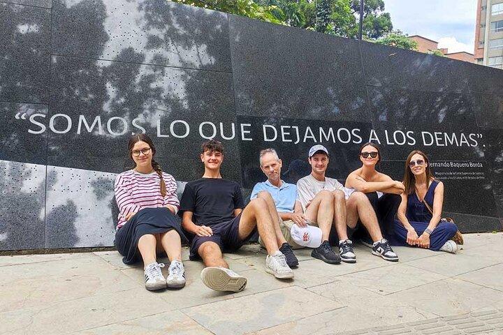 Pablo Escobar Tour; La Catedral fængsel, kvarter, hus og grav