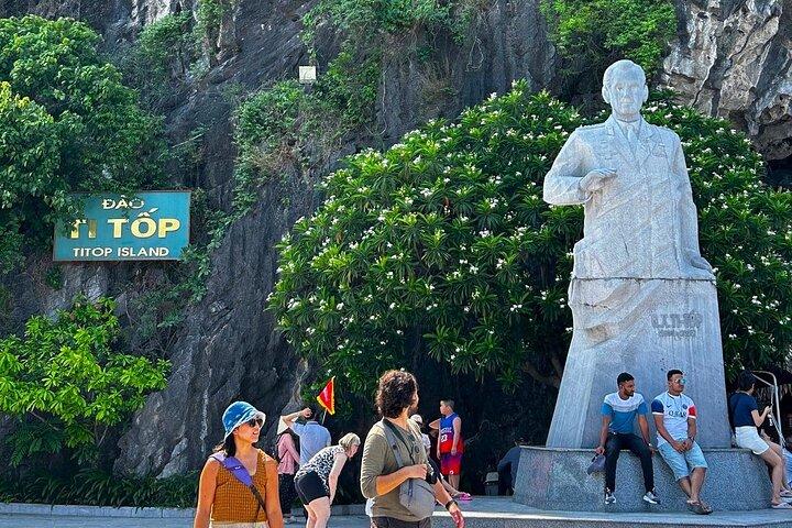 Fra Hanoi: Halong Bay Heldagskrydstogt, Titop Island, Caves, Kajak