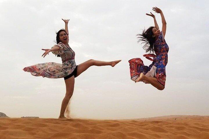 Safari nel deserto delle dune rosse con cena barbecue, giro in cammello e spettacolo dal vivo