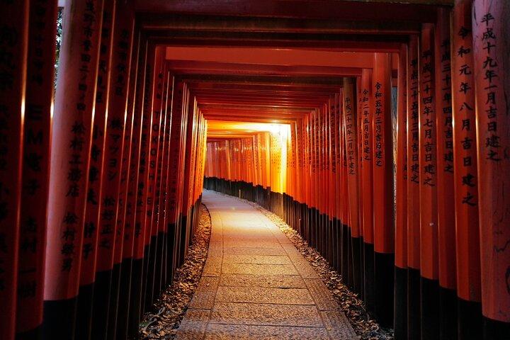 Excursión a pie nocturno Fushimi Inari de Kioto
