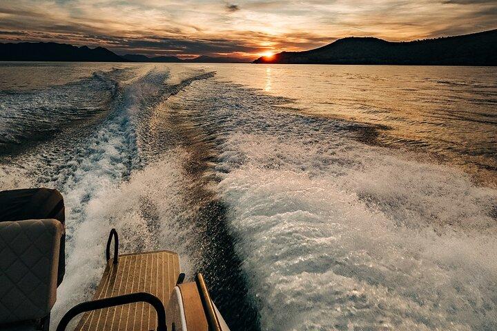 Privé-boottocht bij zonsondergang langs de Atheense Rivièra