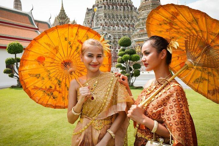 Passeio fotográfico com trajes tailandeses no Wat Arun Bangkok saindo de Bangkok
