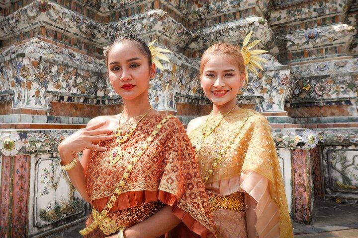 バンコク発、ワット・アルンでのタイ衣装写真撮影ツアー
