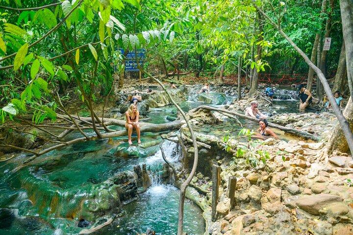 Excursion privée d'une journée à Emerald Pool, Hot Springs et Tiger Cave Temple