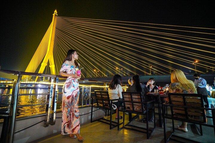 Luxo White Dinner Cruise com buffet de frutos do mar saindo de Banguecoque