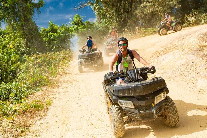 Aventura en quad de dos horas al atardecer en Koh Samui