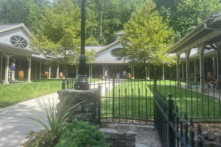 Jack Daniels Private Distillery and Dine Tour de Nashville