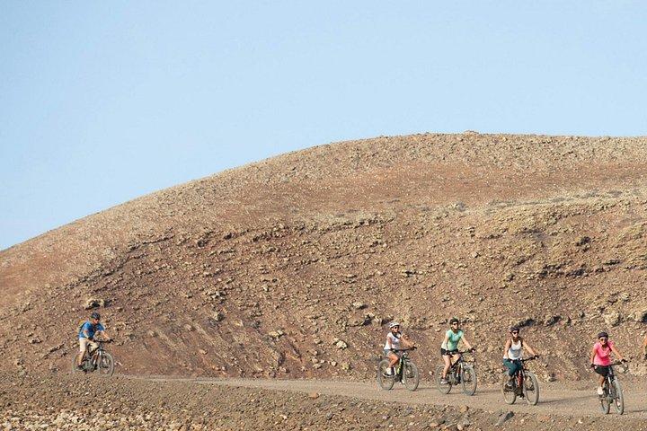 Volcanic Discovery PREMIUM eBike Tour: 35 km