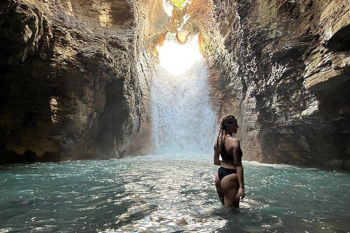 Private Tour zum Wasserfall La Leona mit Schlauchbooten und Mittagessen