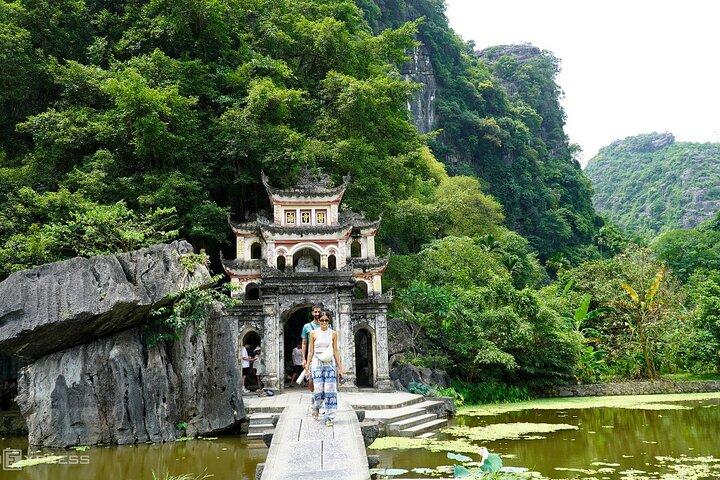 Da Hanoi: tour di un giorno intero per piccoli gruppi dei punti salienti di Ninh Binh