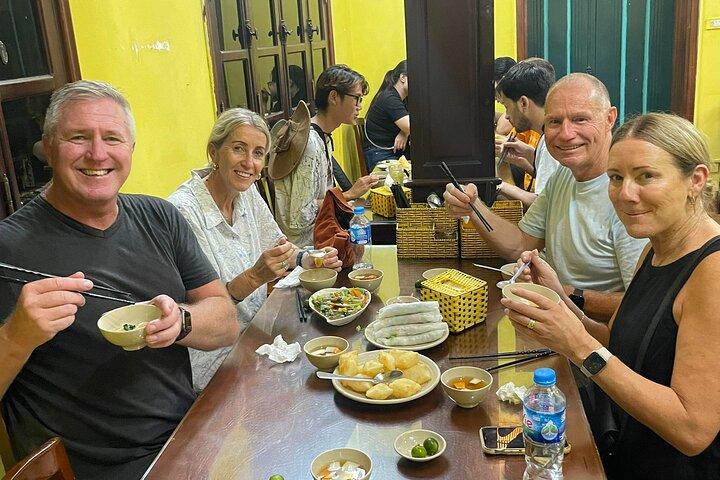 ガイド付きハノイフードツアー、トレインストリートで8種類の料理を試食