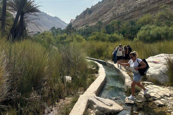 Omans verborgene Schätze: Ganztägige private Tour durch die Wahib Sands und das Wadi Bani Khalid