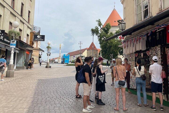 Zagreb Small-Group Walking Tour com WW2 Tunnels & Funicular