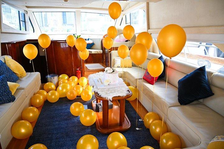 ドバイでのヨットでの豪華な誕生日のお祝い