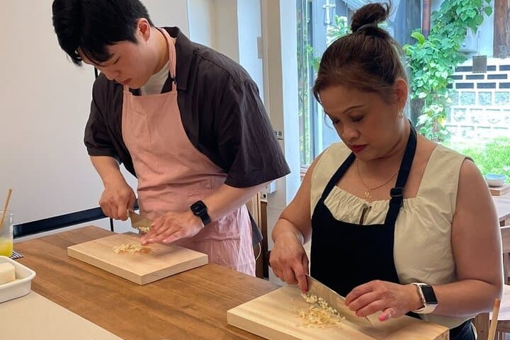 Kimchi class with Chef Hakyung near Gyeongbokgung place