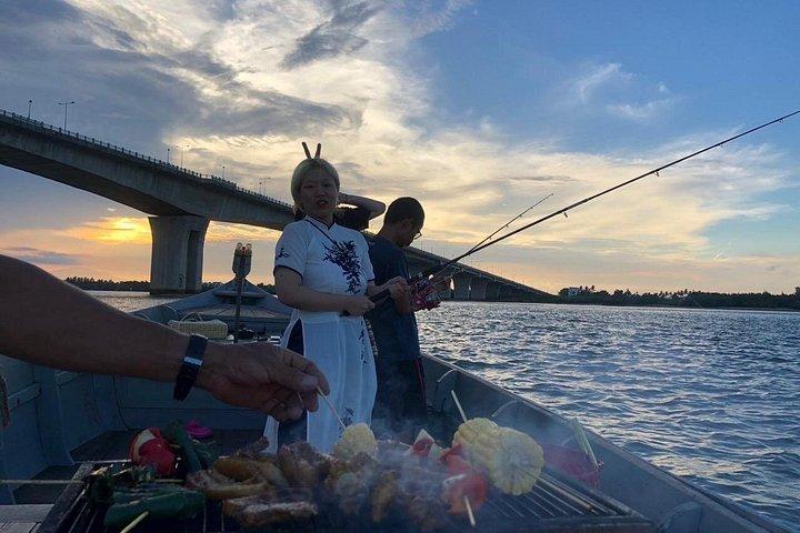ボートクルーズで地元の人々と楽しむサンセットバーベキュー釣りツアー
