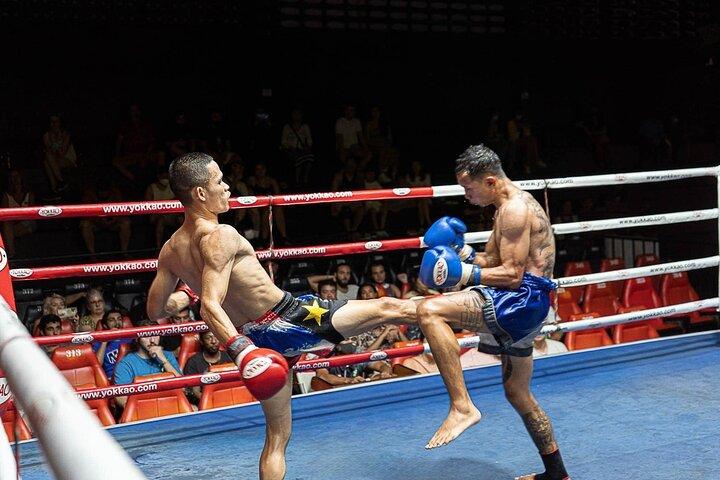 プーケットのパトン ボクシング スタジアムで本格的なムエタイの試合を観戦