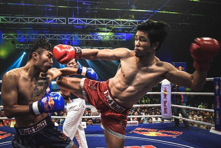 プーケットのパトン ボクシング スタジアムで本格的なムエタイの試合を観戦