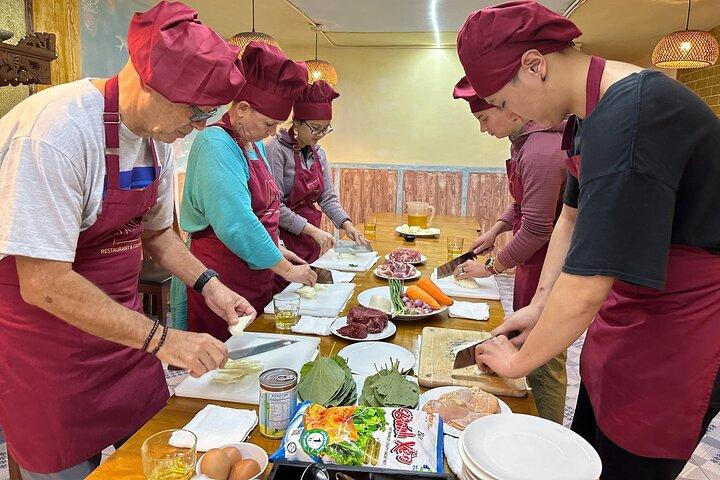 Lezione di cucina vietnamita autentica con visita al mercato a Ho Chi Minh City