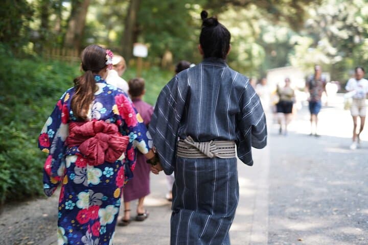 Tokyo, Shibuya: Meiji Shrine Tour in KIMONO / English-friendly