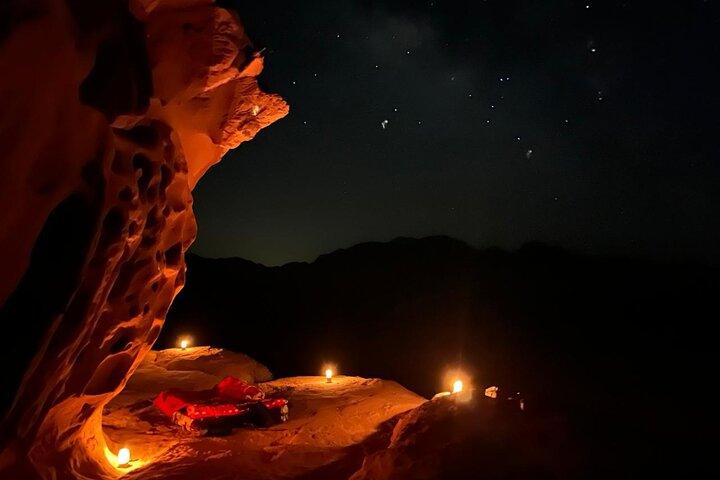 Excursión en jeep de día completo a Wadi Rum - Observación de estrellas durante la noche en una cueva - Comida tradicional