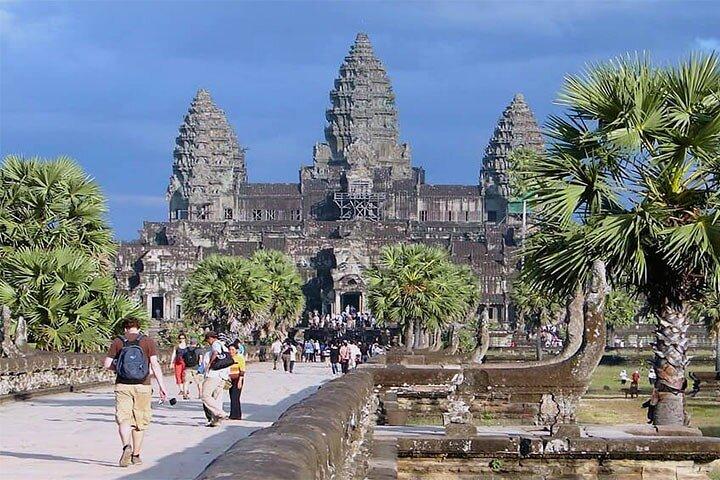 Angkor Wat Sunrise or Sunset Tour with Guide