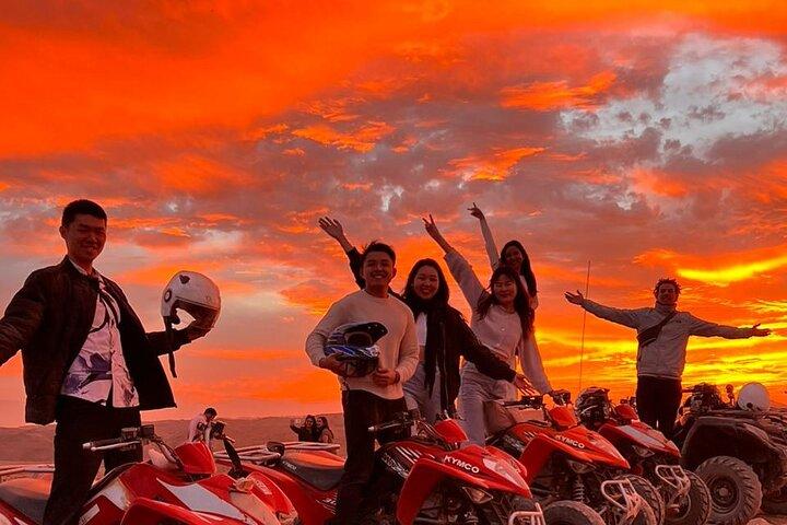 Pacchetto famiglia nel deserto di Agafay: giro in quad e cammello, cena con spettacolo