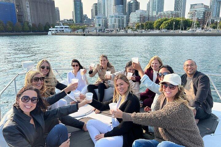 Crucero turístico de 90 minutos con Prosecco en un yate de lujo por Toronto