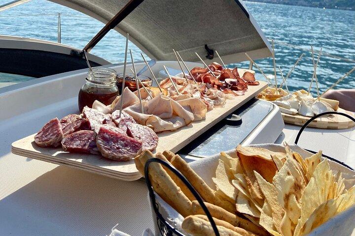 Excursion de 4 heures en catamaran privé sur le lac de Côme avec apéritif
