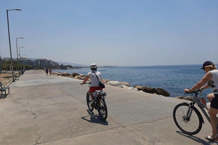 アテネとリビエラの小グループ自転車ツアー