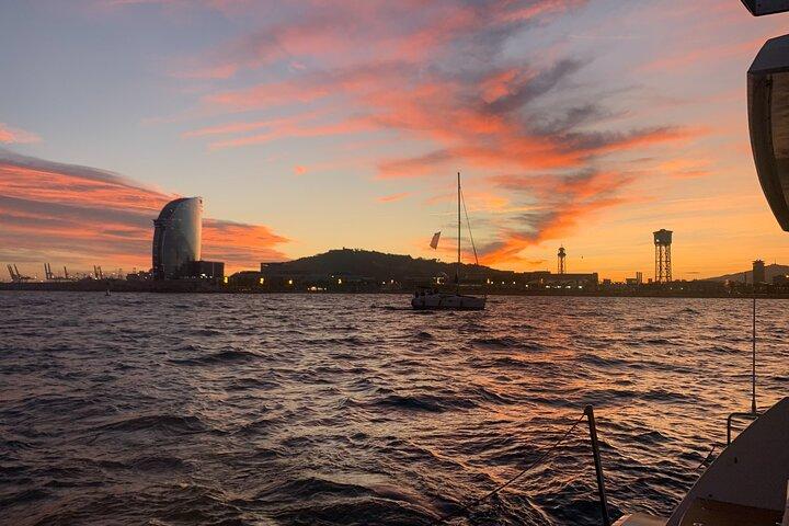 Barcellona : Tramonto dal mare con musica e bevande