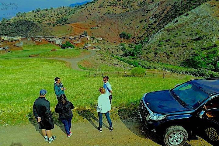 マラケシュ発アトラス山頂への日帰り旅行 (ラクダ乗り付き)
