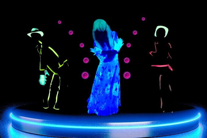 Underjordisk Black Light Theatre Interactive Show i Prag