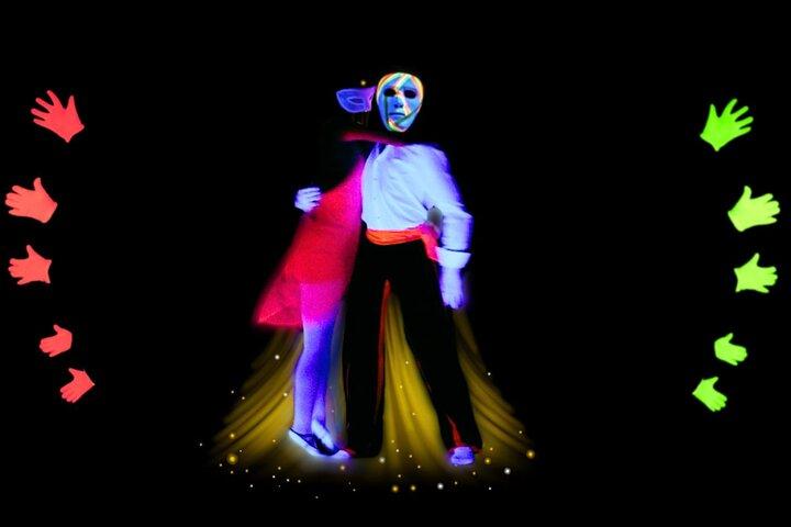 Underjordisk Black Light Theatre Interactive Show i Prag