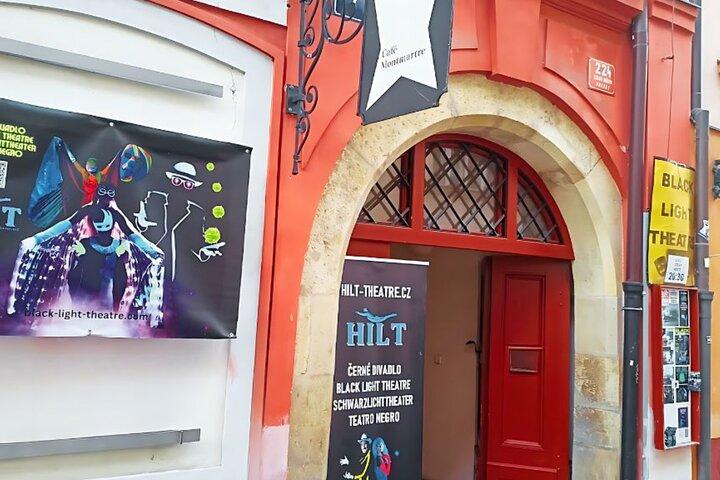 Underjordisk Black Light Theatre Interactive Show i Prag