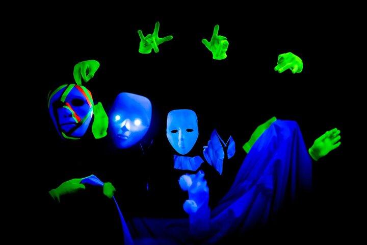 Underjordisk Black Light Theatre Interactive Show i Prag
