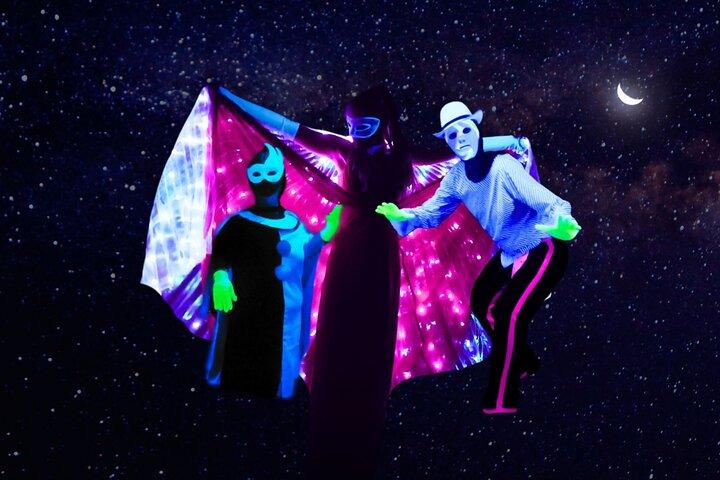 Underjordisk Black Light Theatre Interactive Show i Prag