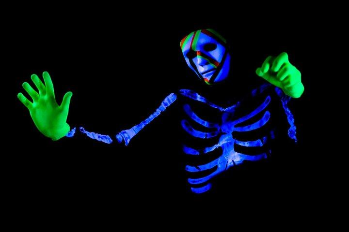 Underjordisk Black Light Theatre Interactive Show i Prag