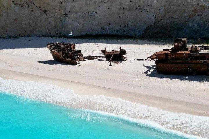 ナヴァイオ ベイ ホワイト ビーチ 西海岸 ポルト ヴロミ アナフォニトリア
