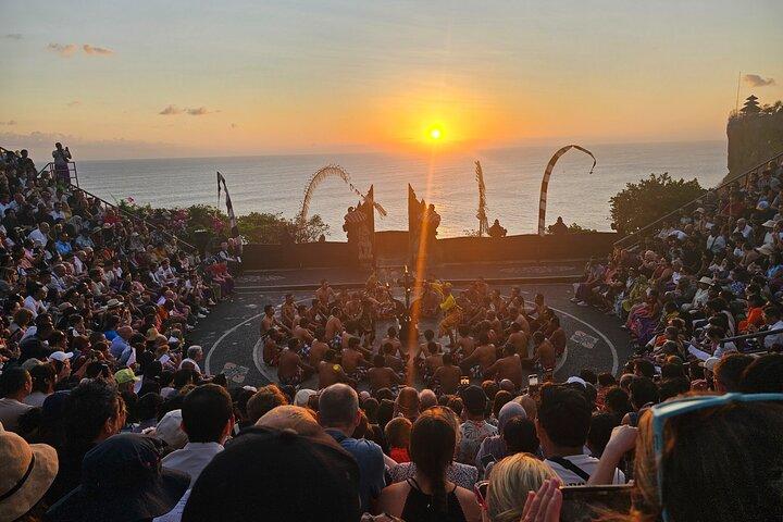 ケチャ ファイヤー ダンスとウルワツ寺院のサンセット ツアー